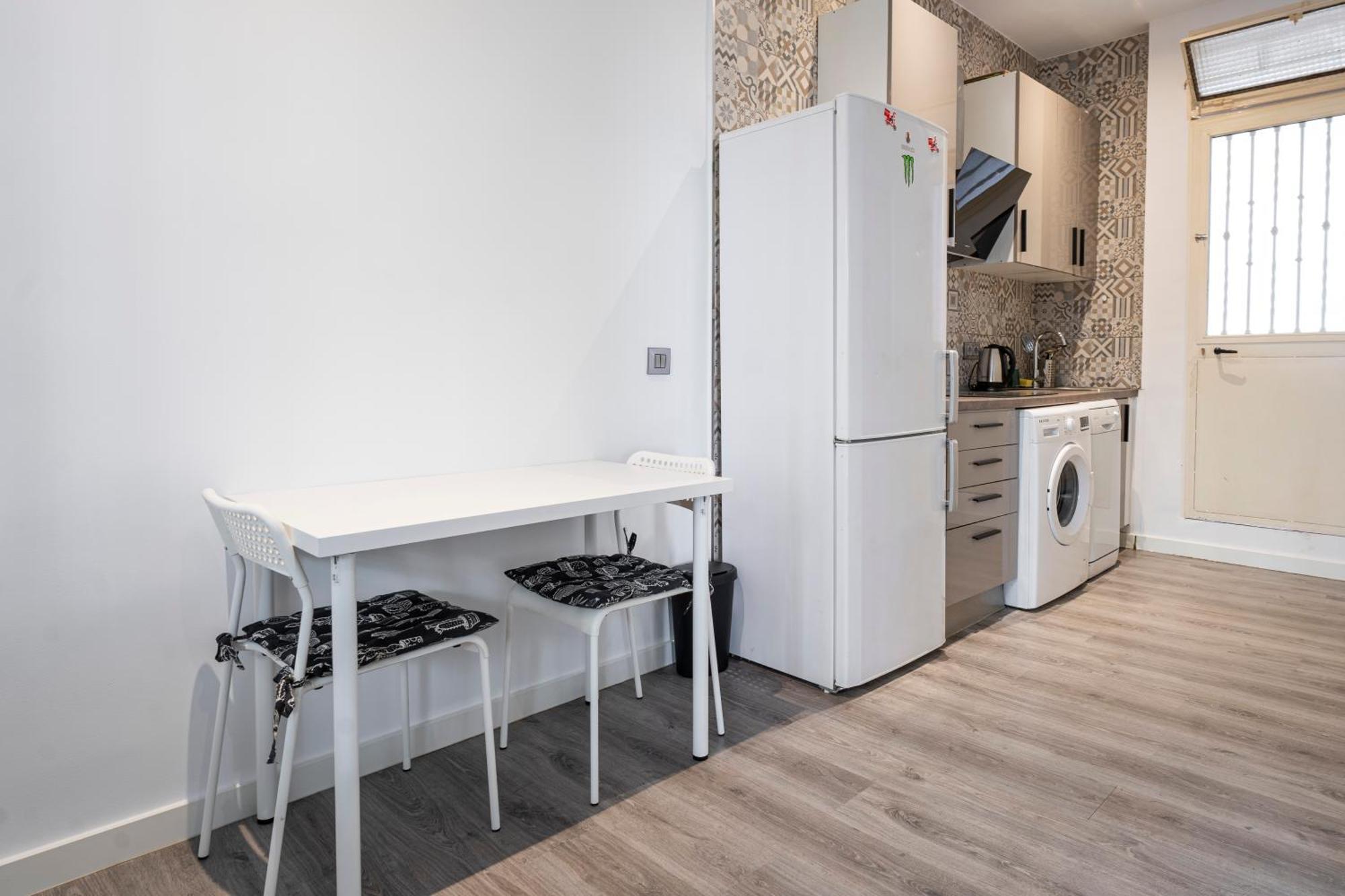 Hogar En Calle Lavapies مدريد المظهر الخارجي الصورة